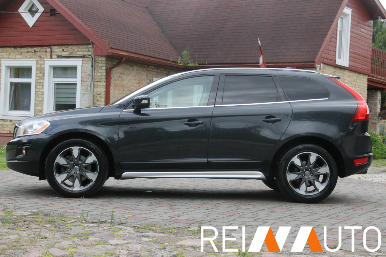 Volvo XC60 Momentum Grijs