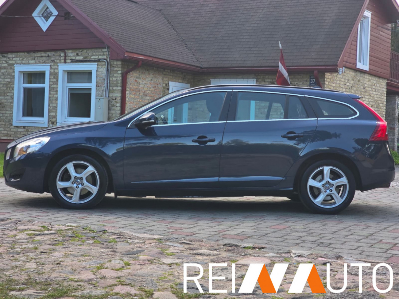 Volvo V60 Momentum D4