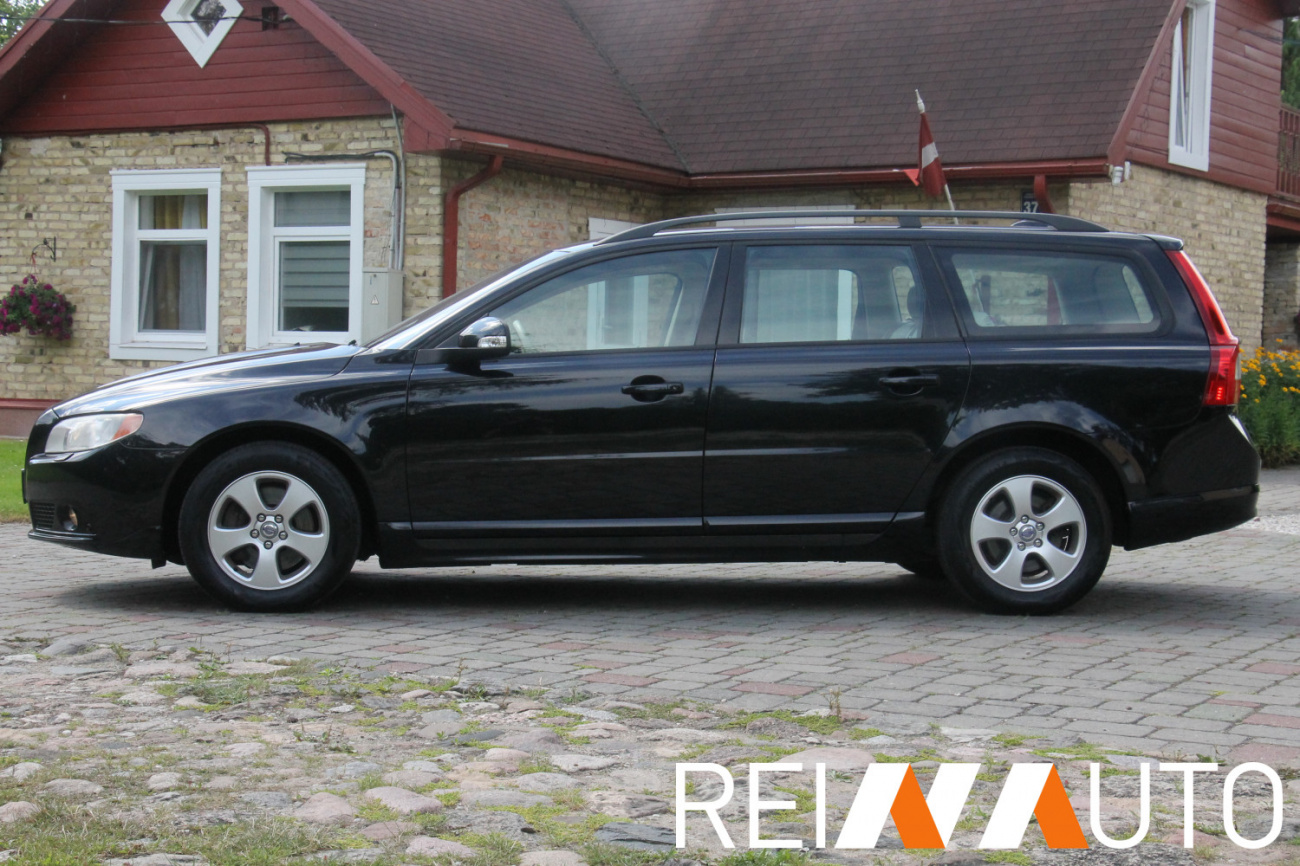 Volvo V70 D5 Momentum Black