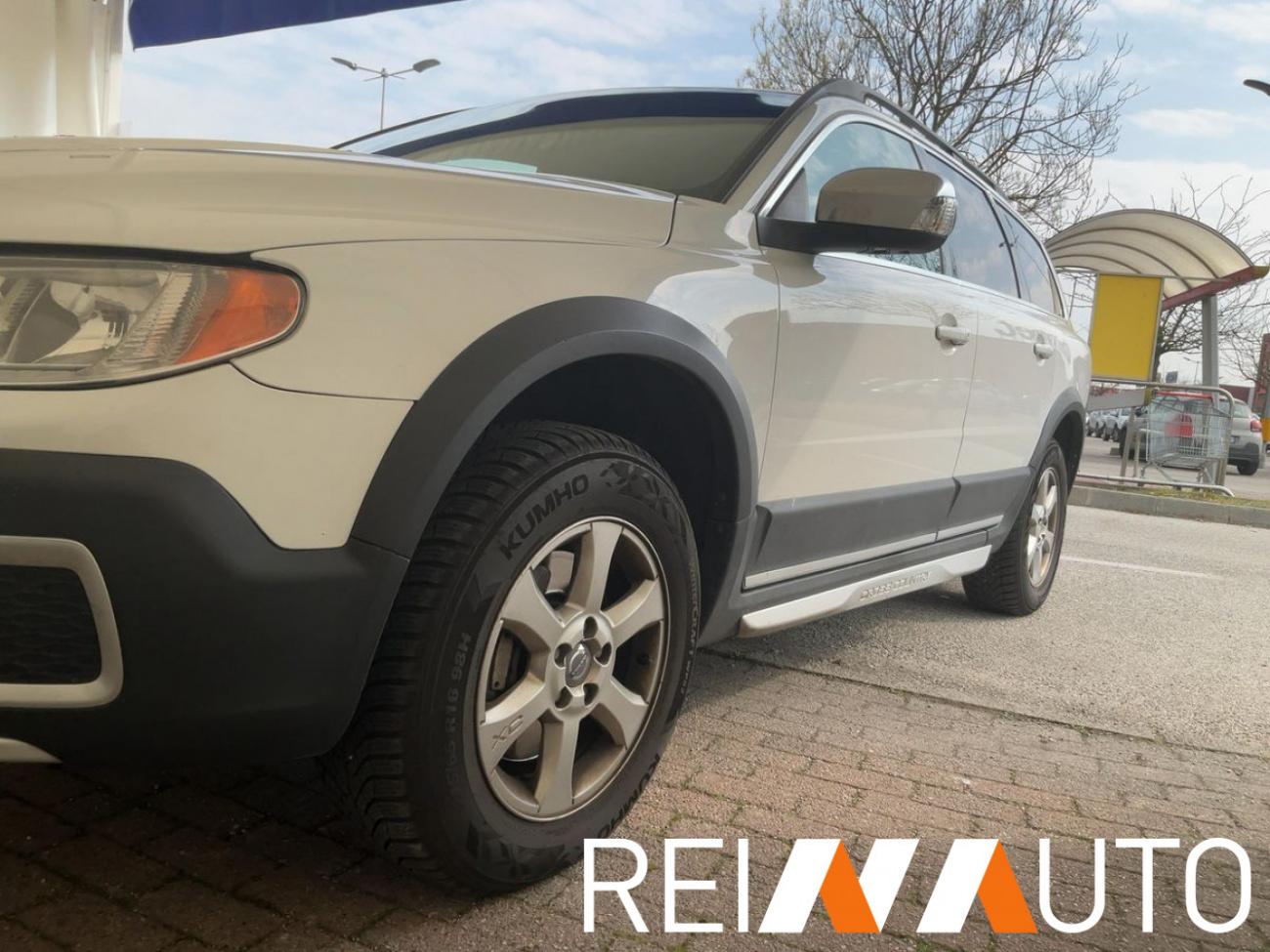 Volvo XC70 Momentum Awd Weiss