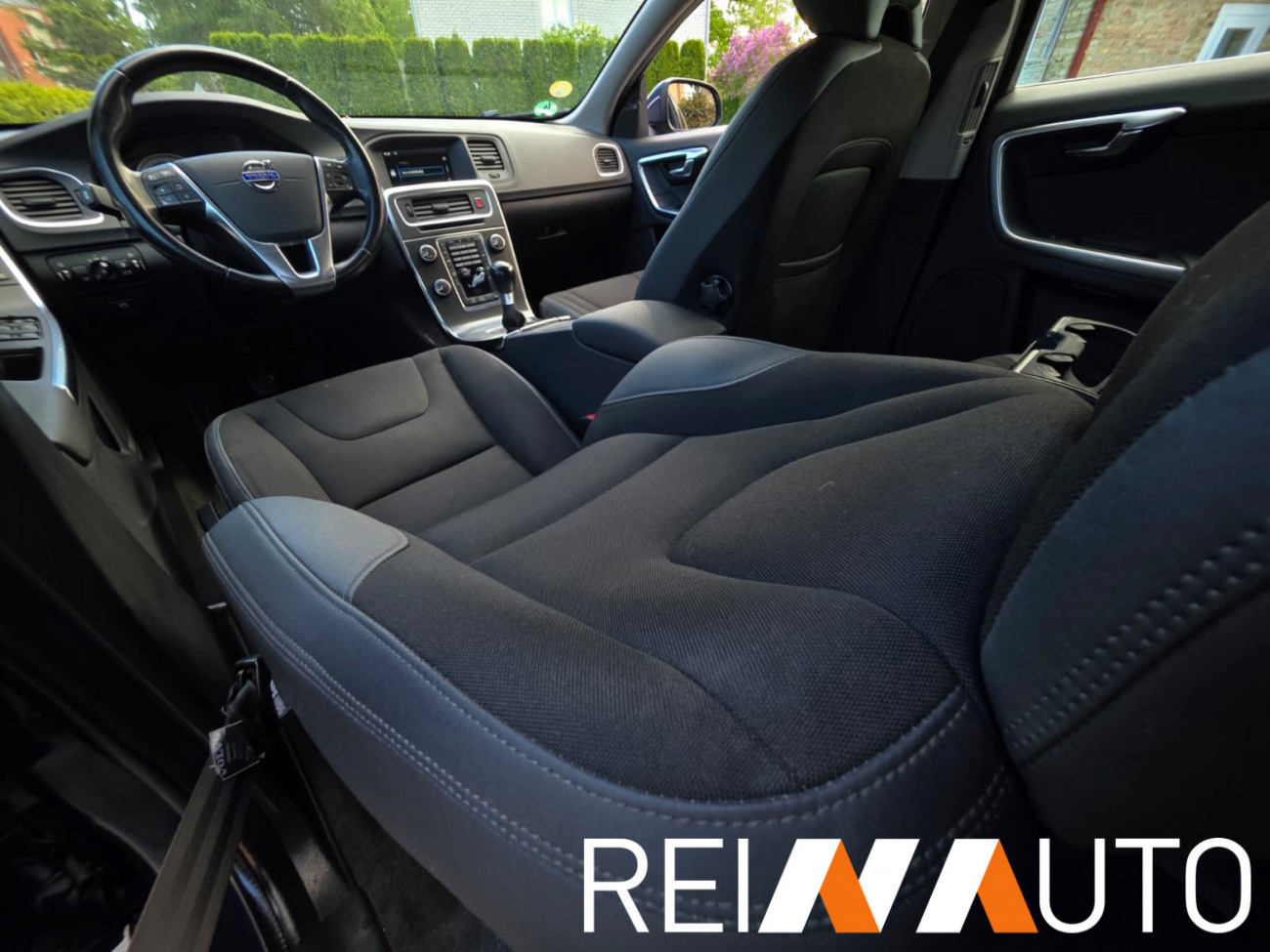 Volvo V60 Momentum D4