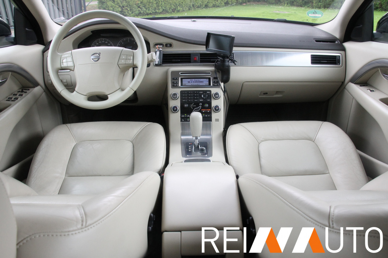 Volvo V70 D5 Momentum Black