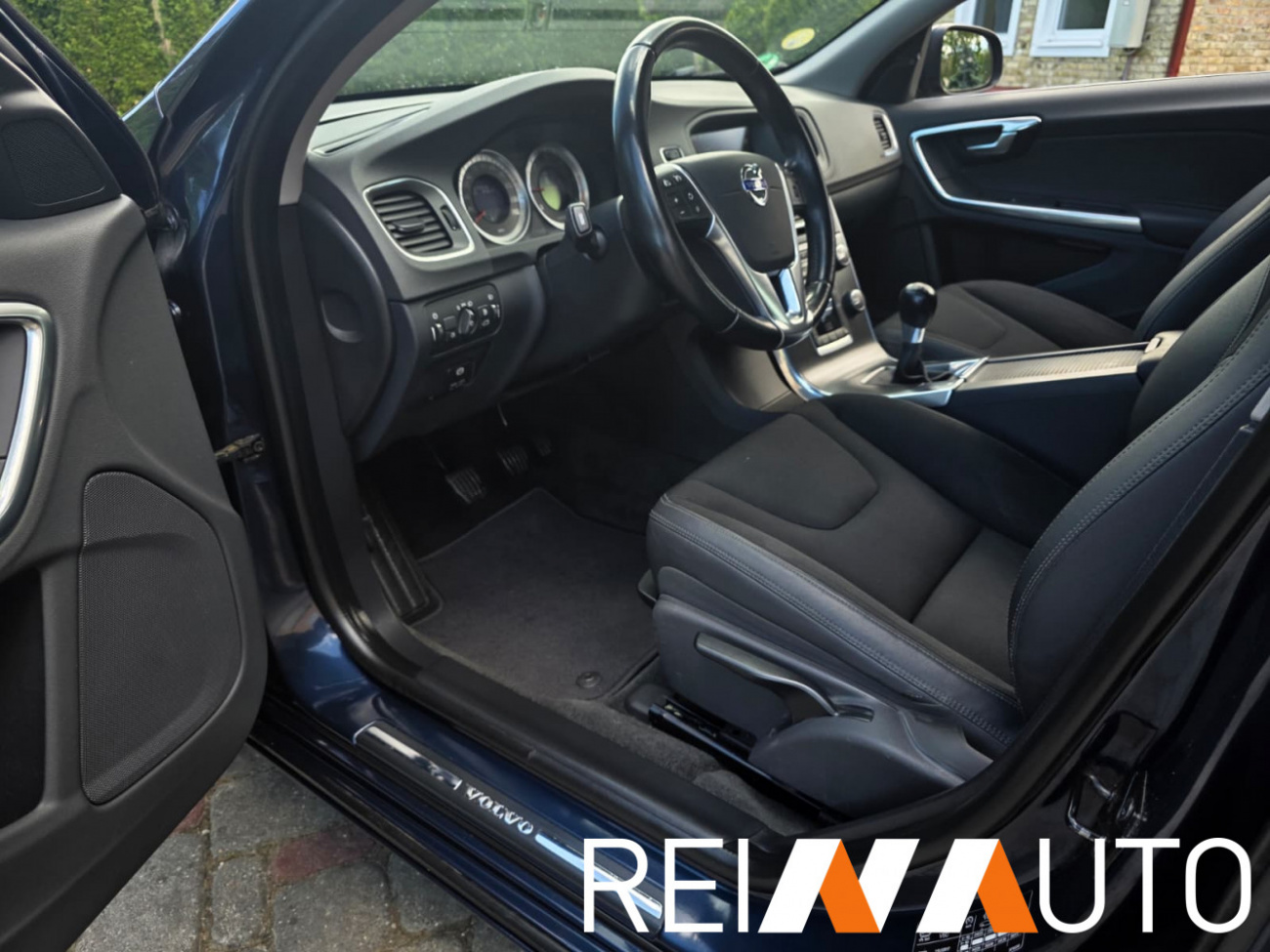 Volvo V60 Momentum D4