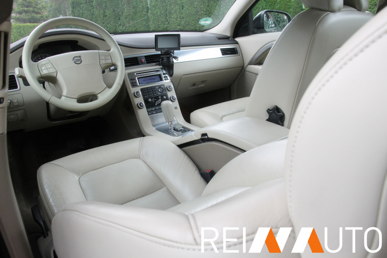 Volvo V70 D5 Momentum Black