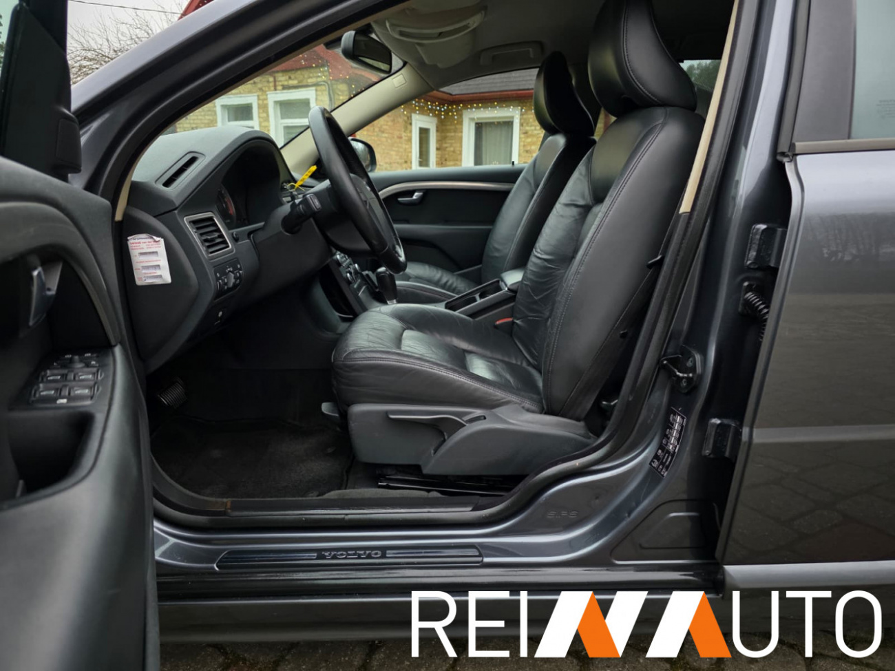 Volvo V70 Momentum Grijs