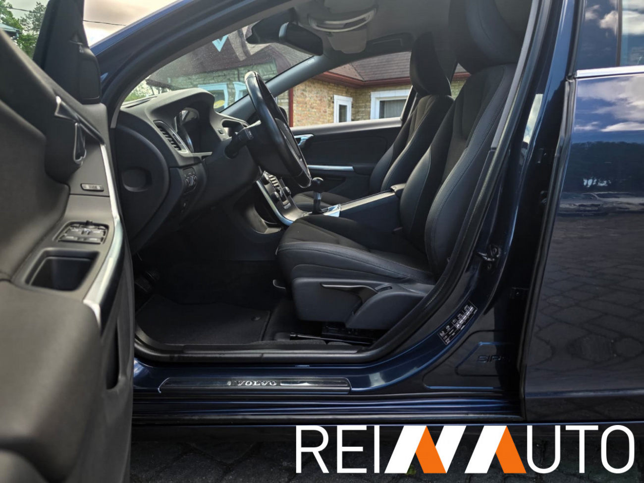 Volvo V60 Momentum D4