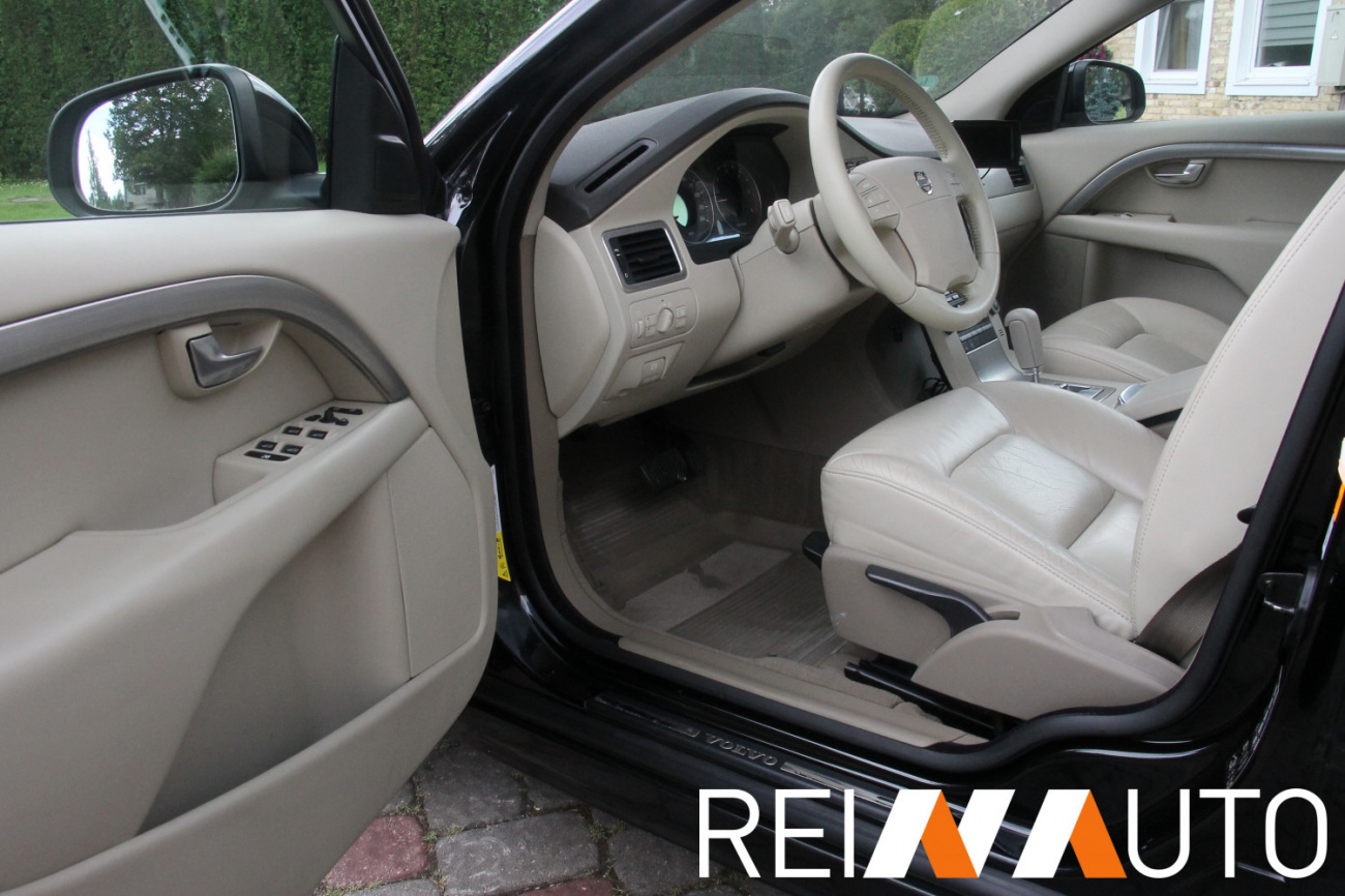 Volvo V70 D5 Momentum Black