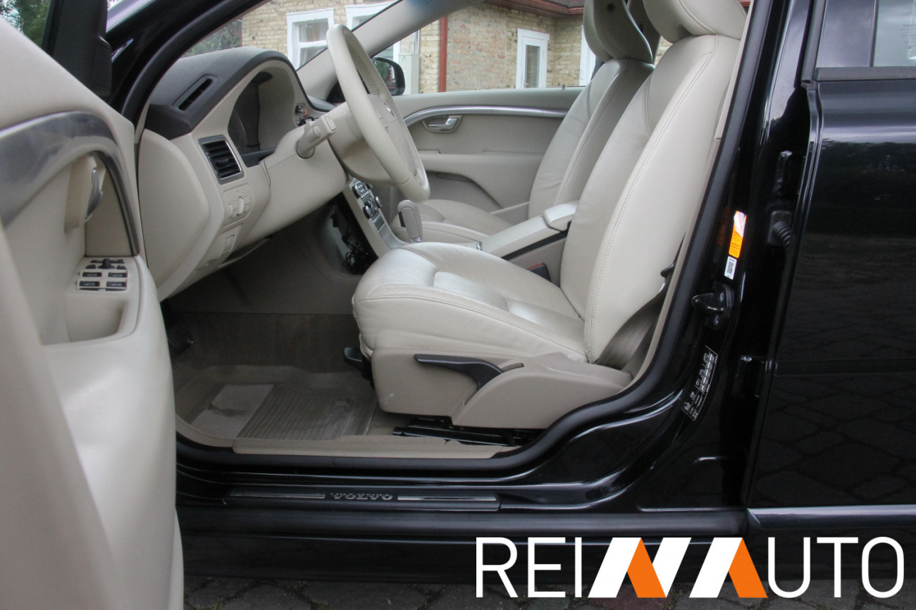 Volvo V70 D5 Momentum Black
