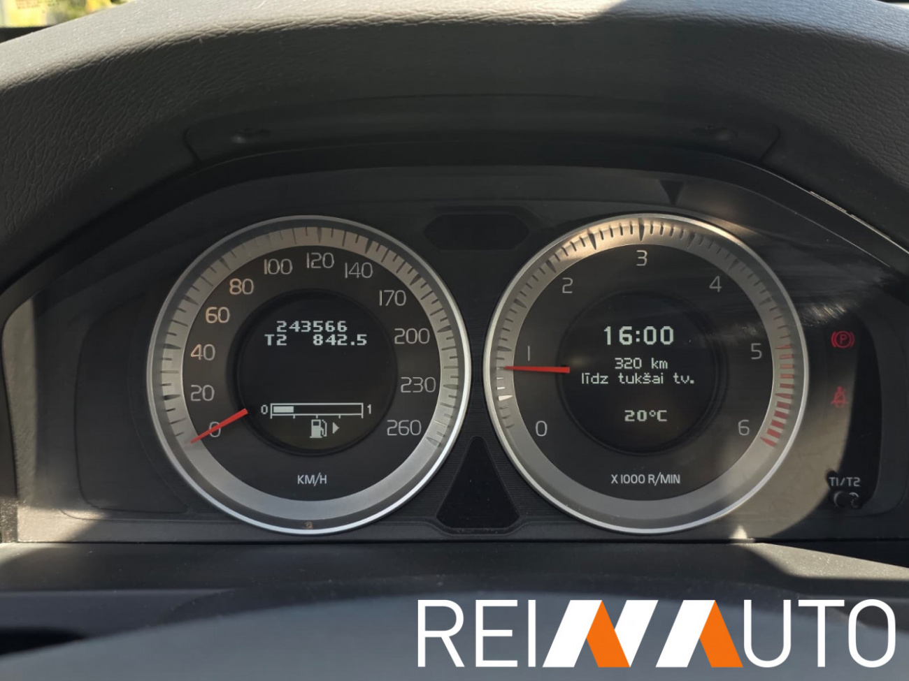 Volvo V60 Momentum D4