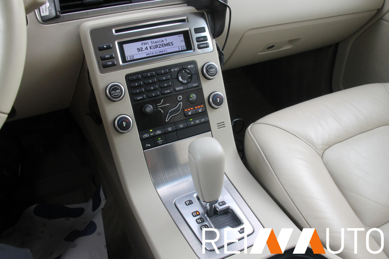 Volvo V70 D5 Momentum Black