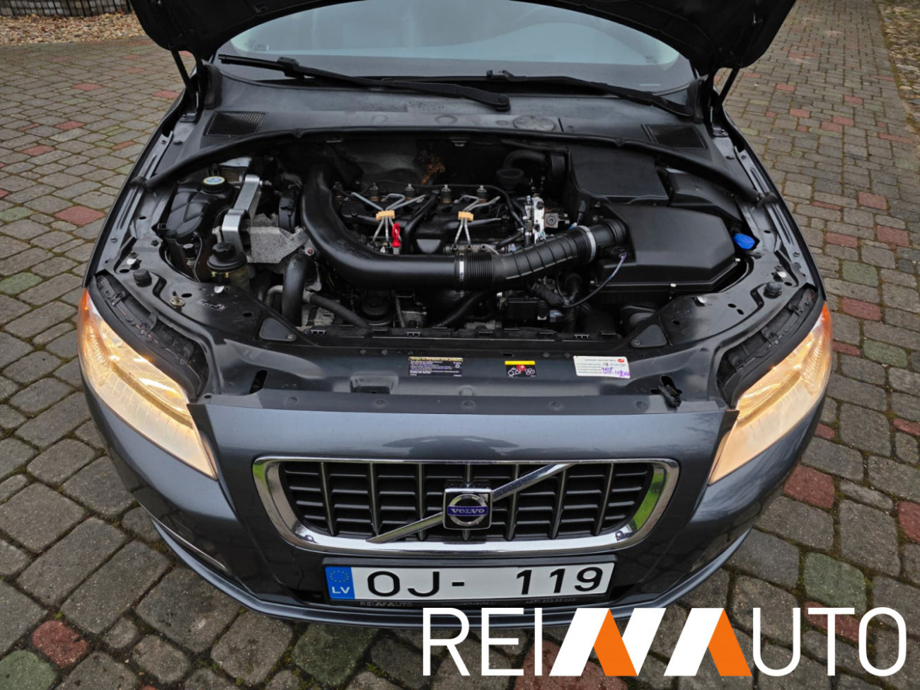 Volvo V70 Momentum Grijs