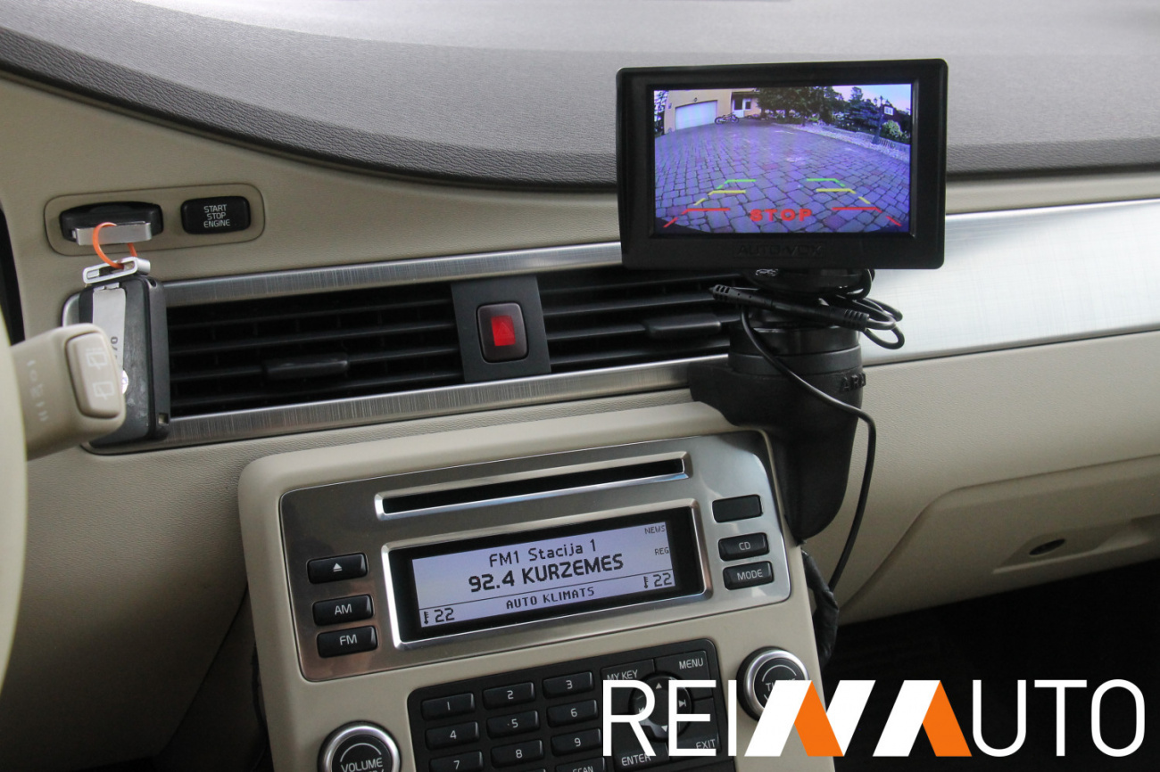 Volvo V70 D5 Momentum Black