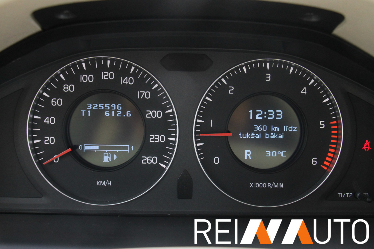 Volvo V70 D5 Momentum Black