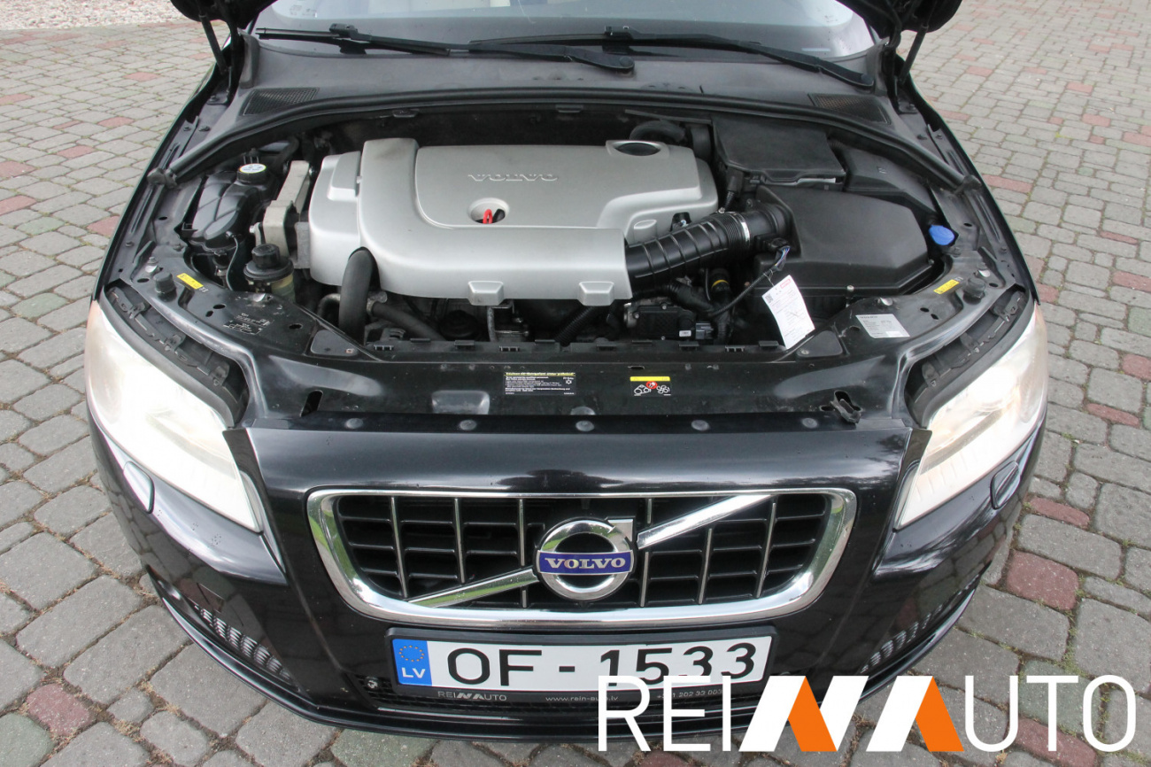 Volvo V70 D5 Momentum Black