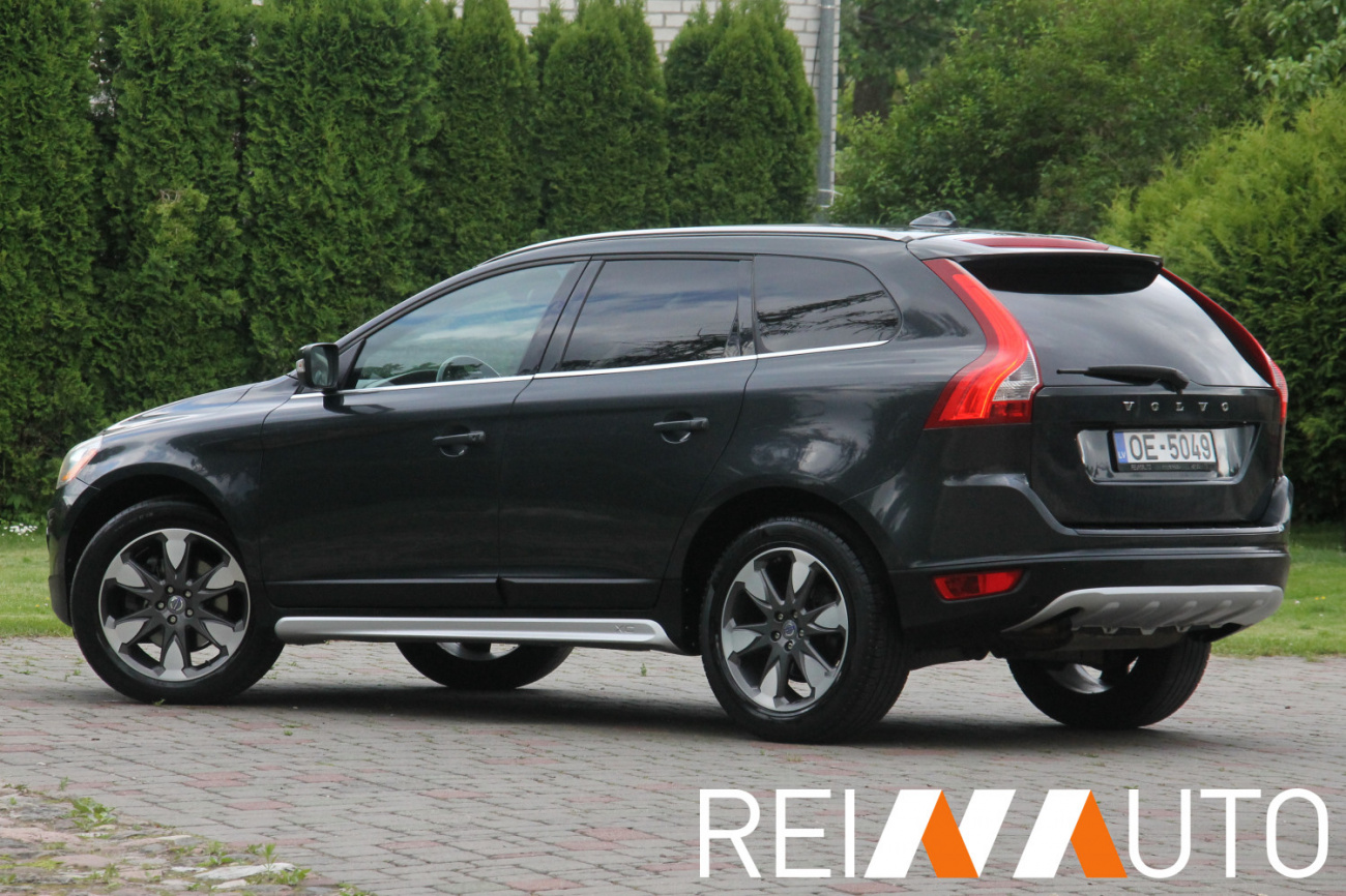 Volvo XC60 Momentum Grijs