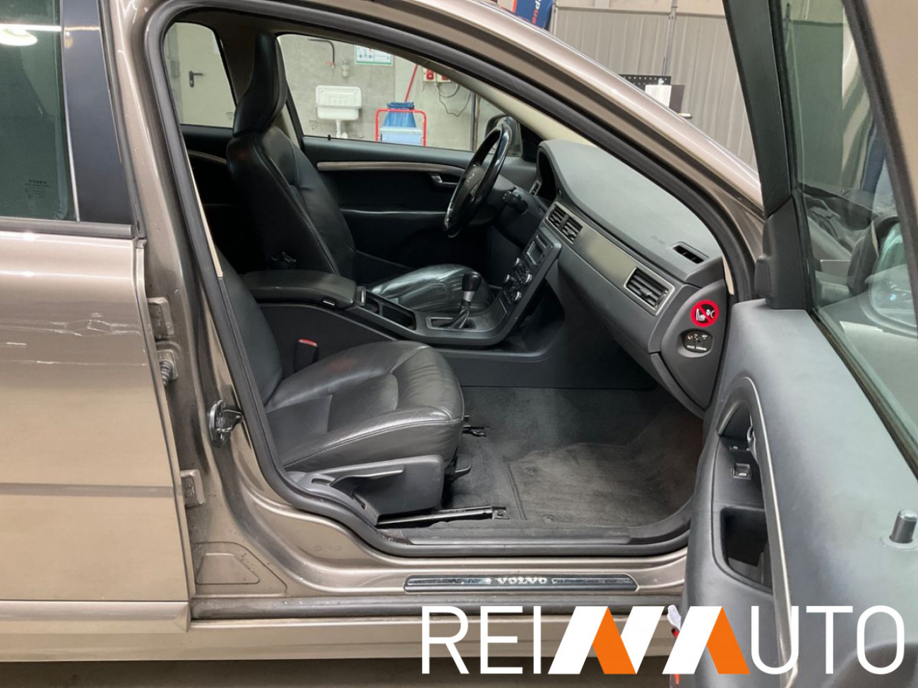 Volvo V70 Momentum Beige