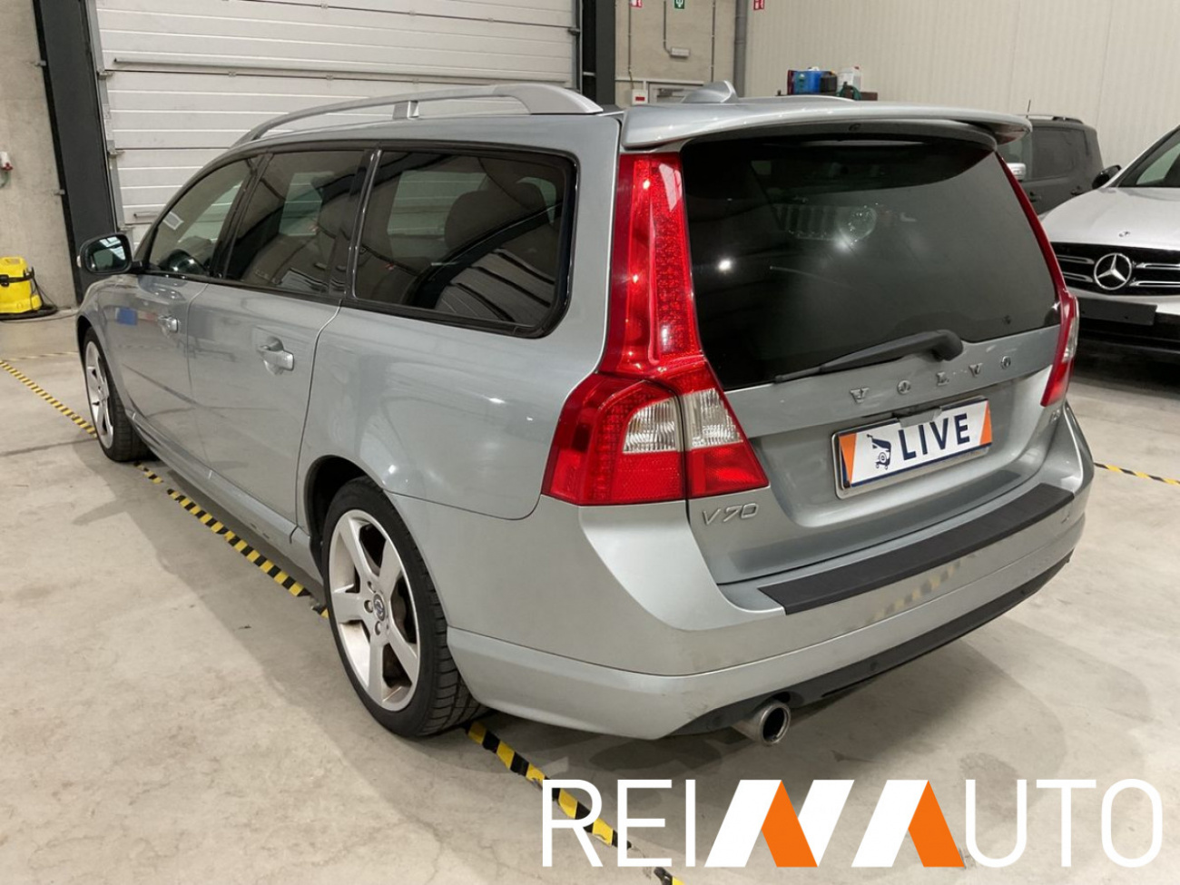 Volvo V-70 R-Design