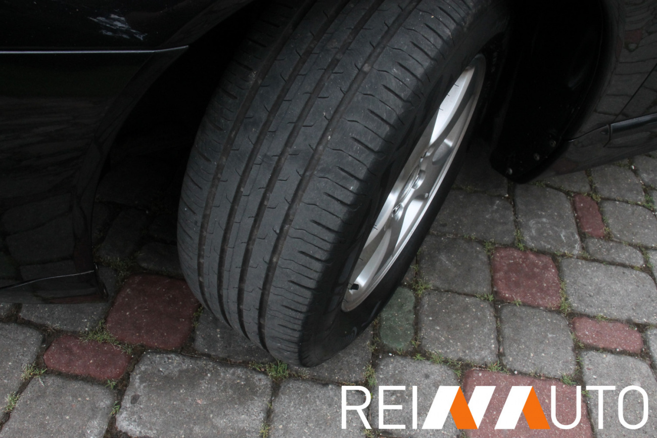 Volvo V70 D5 Momentum Black