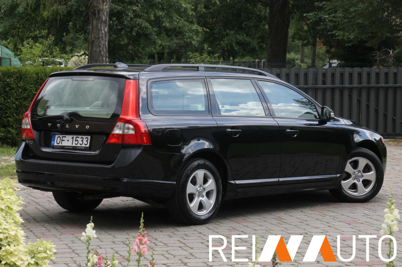 Volvo V70 D5 Momentum Black