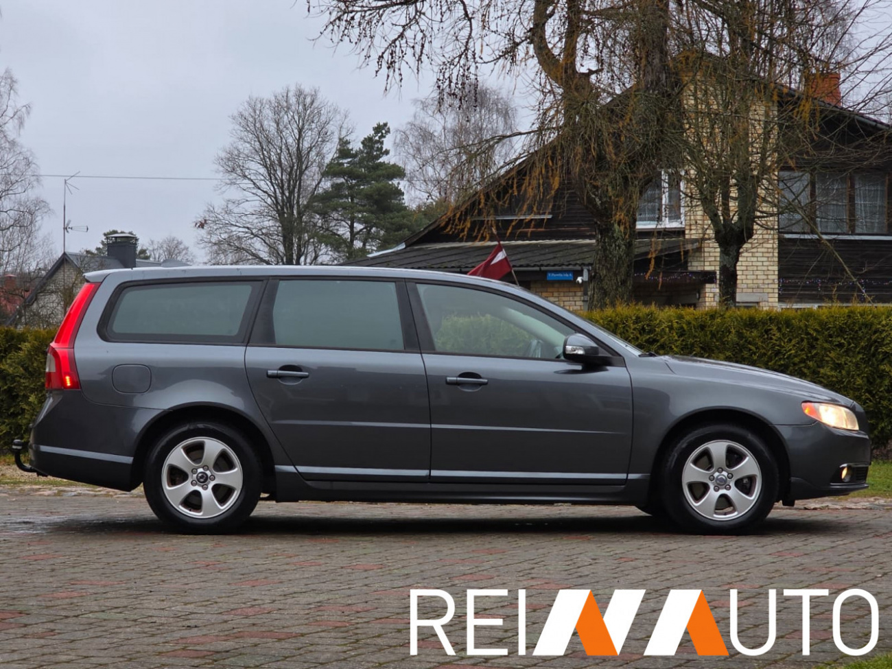 Volvo V70 Momentum Grijs