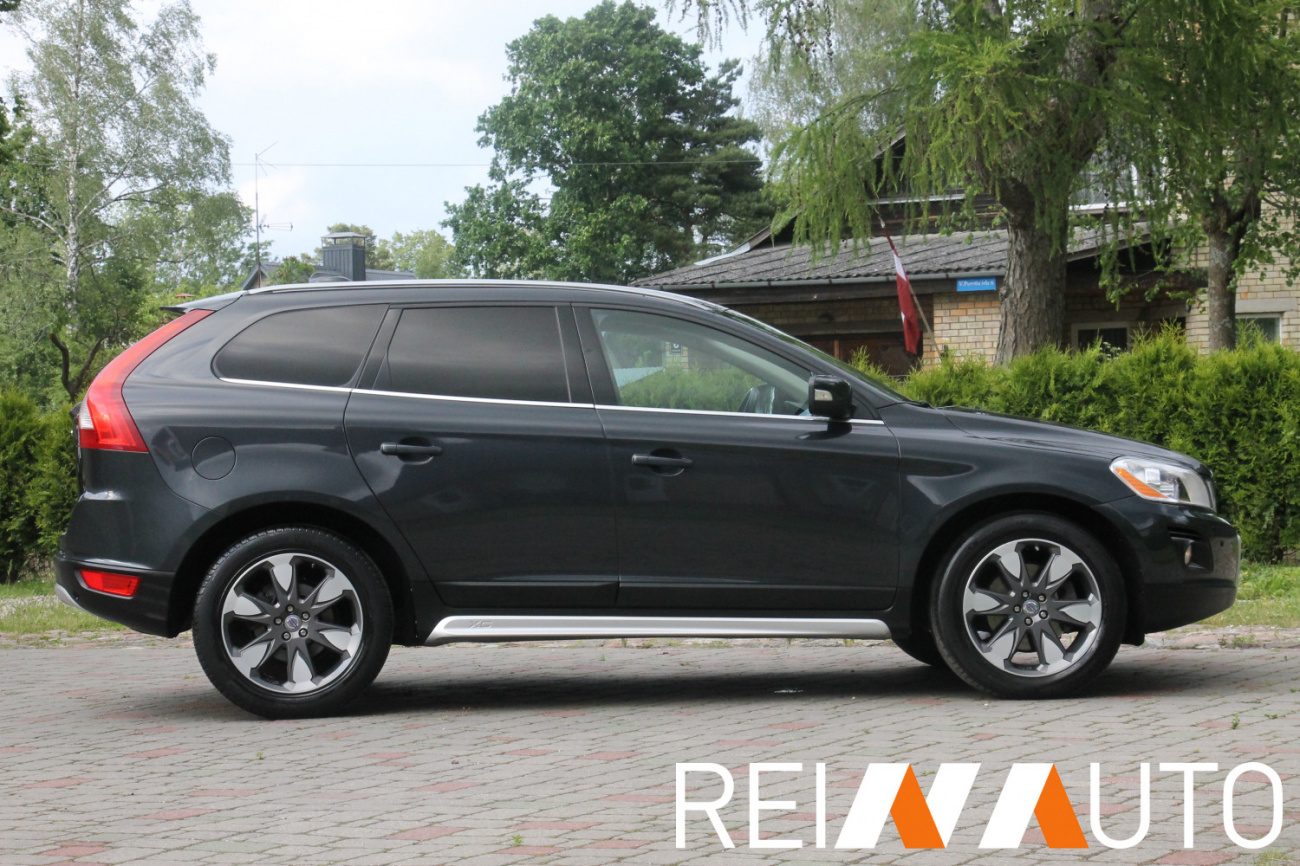 Volvo XC60 Momentum Grijs