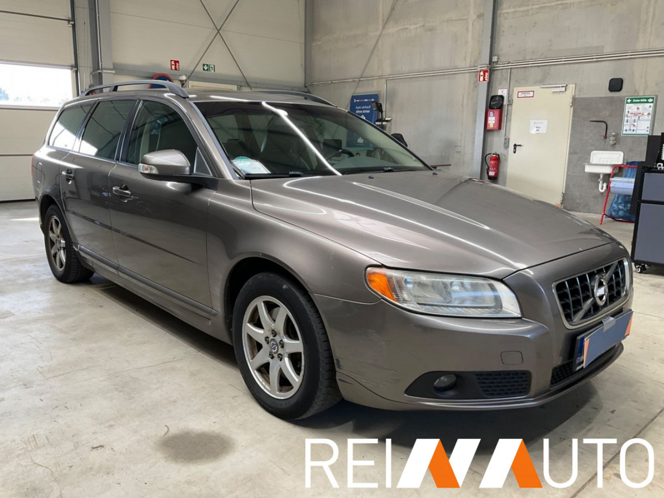 Volvo V70 Momentum Beige