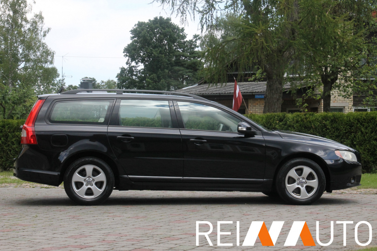 Volvo V70 D5 Momentum Black
