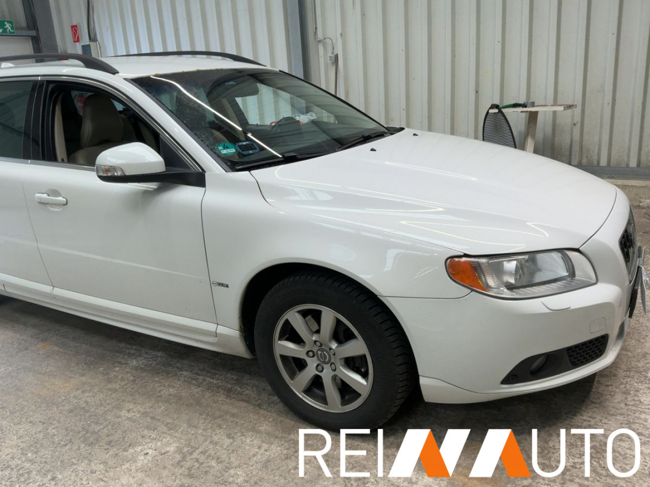 Volvo V70 Momentum Weiss
