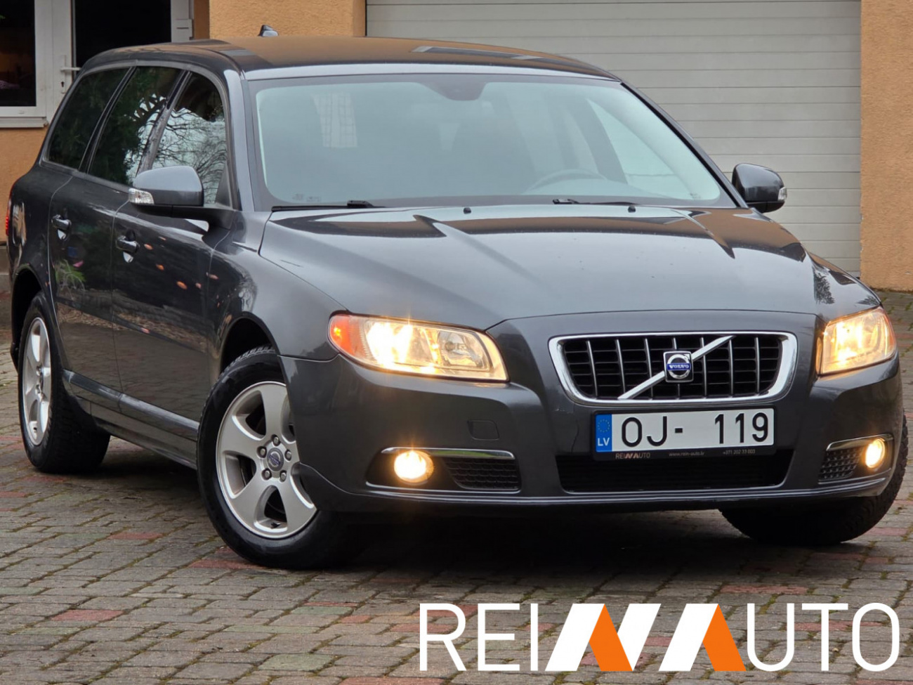 Volvo V70 Momentum Grijs