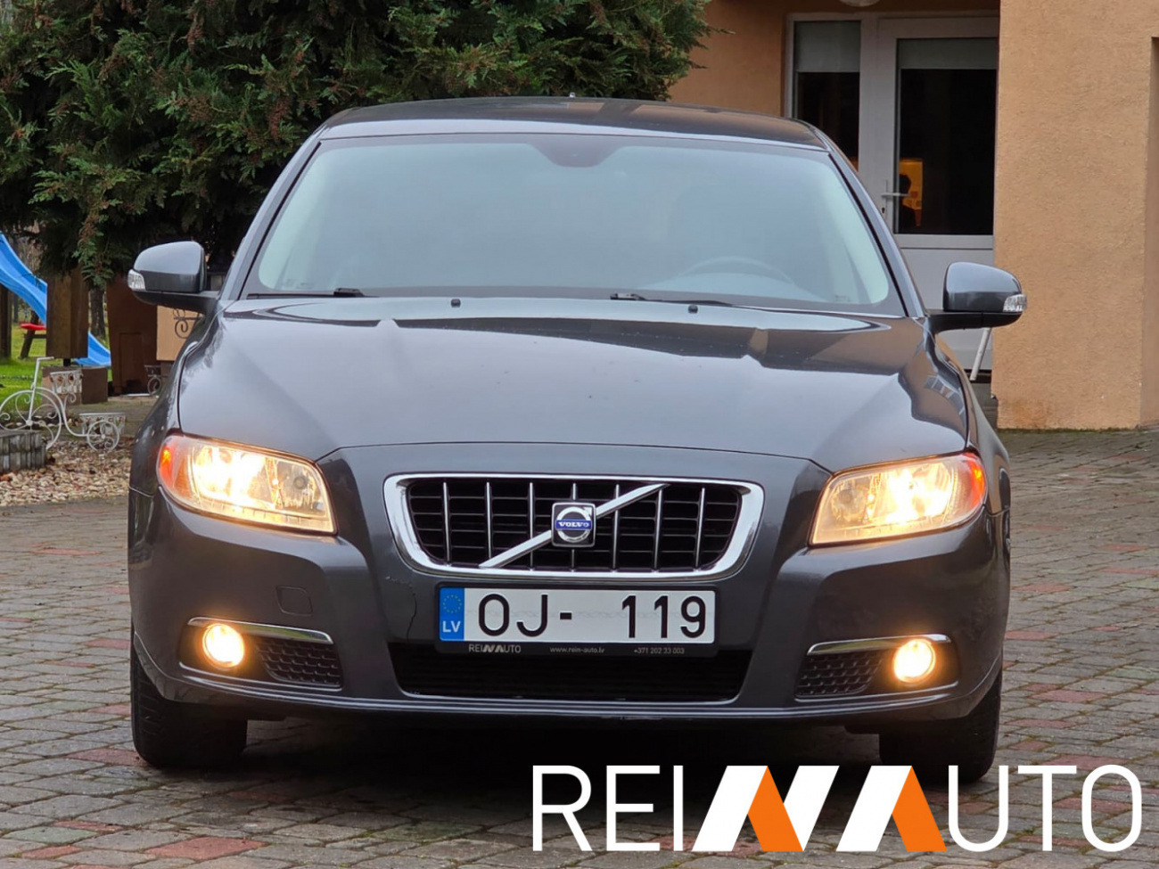 Volvo V70 Momentum Grijs