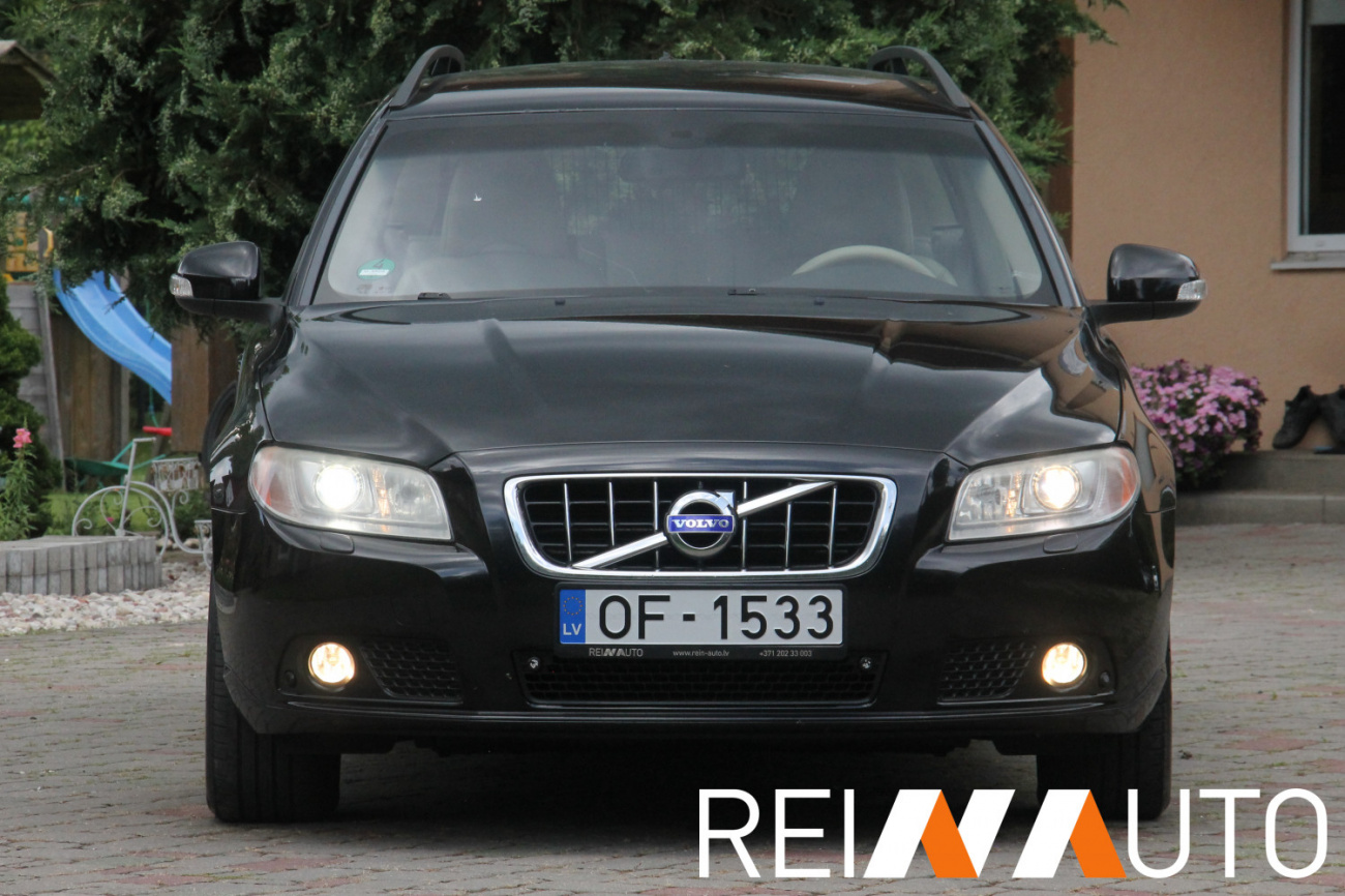 Volvo V70 D5 Momentum Black