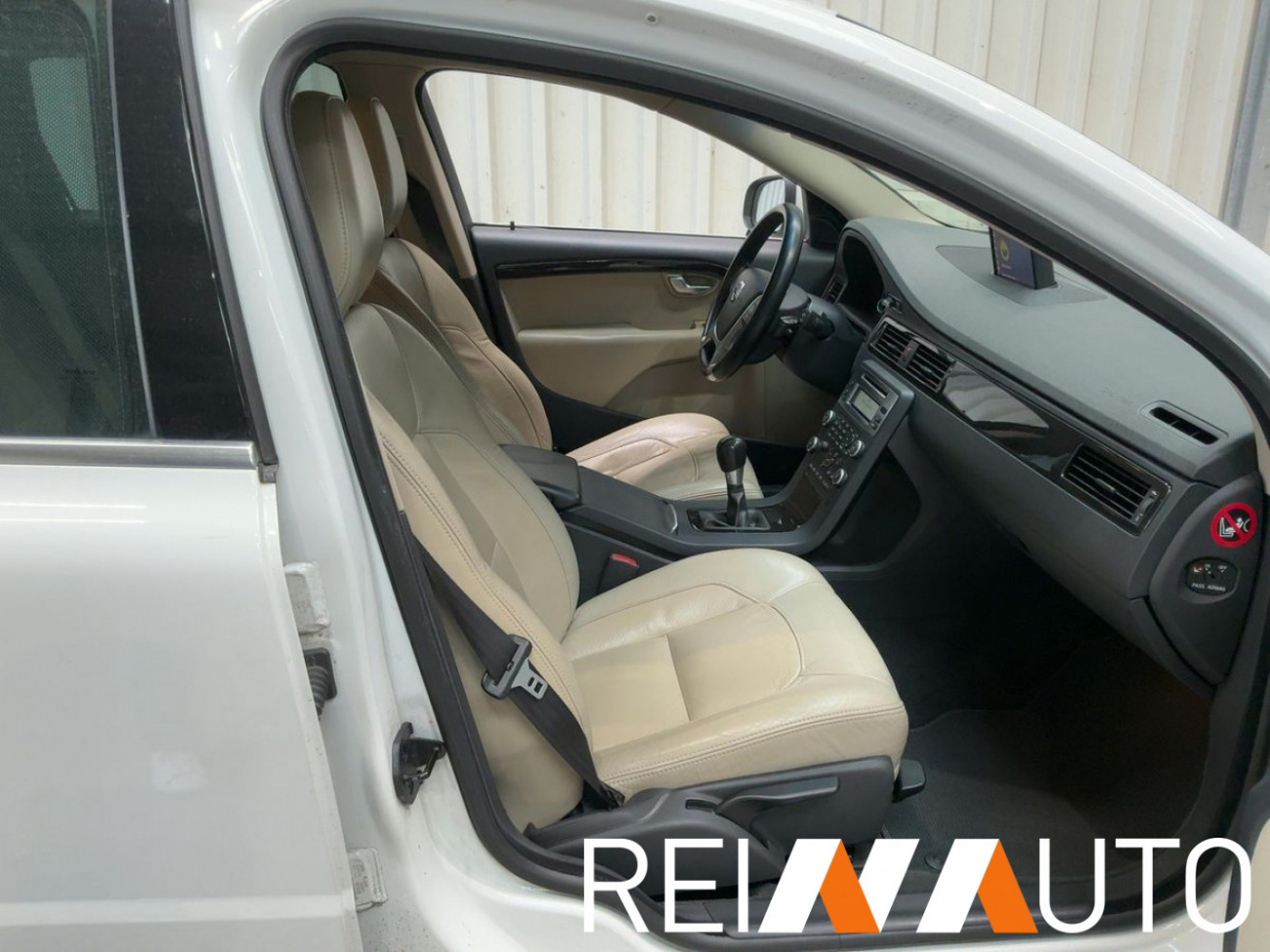 Volvo V70 Momentum Weiss