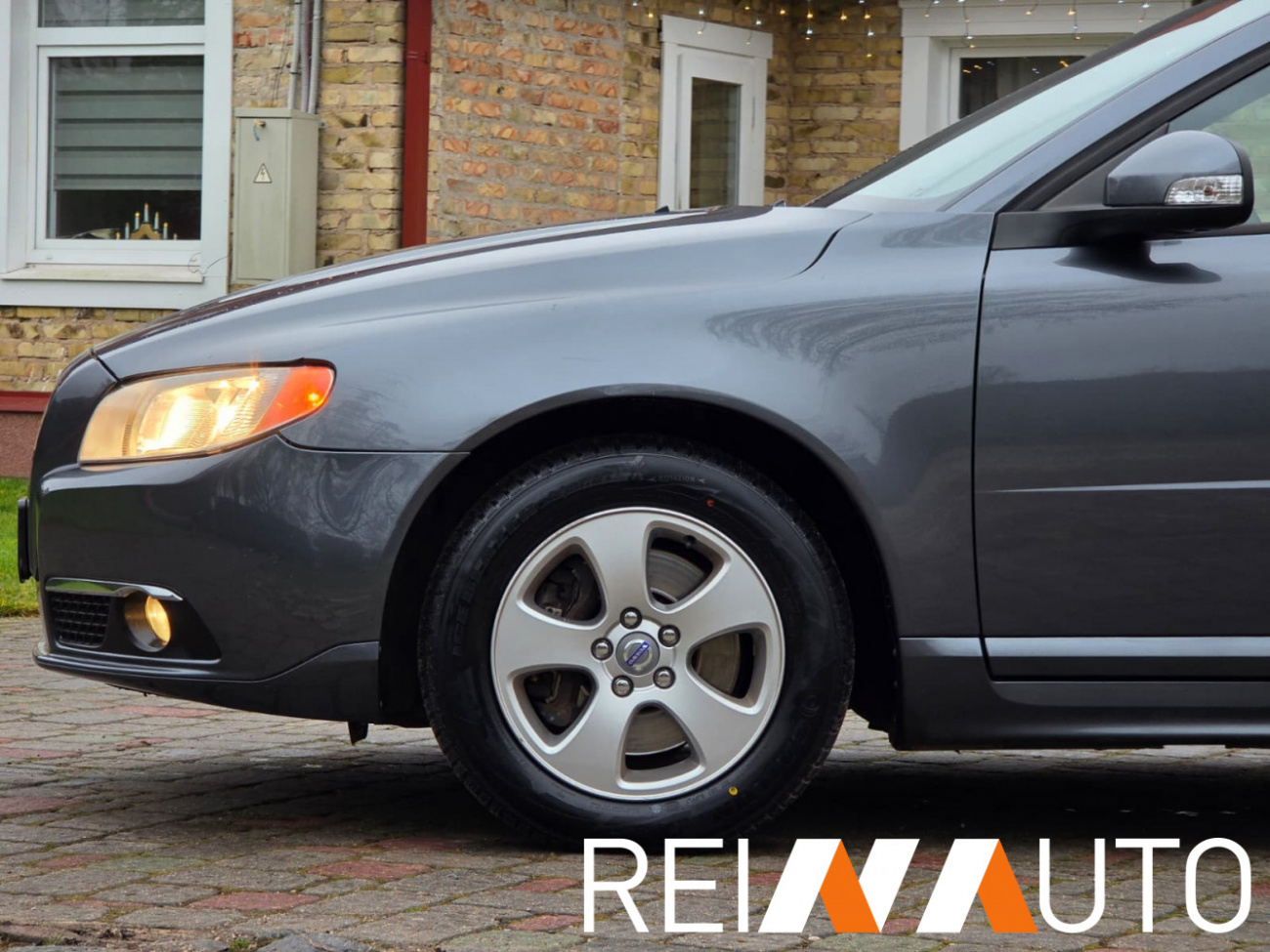 Volvo V70 Momentum Grijs