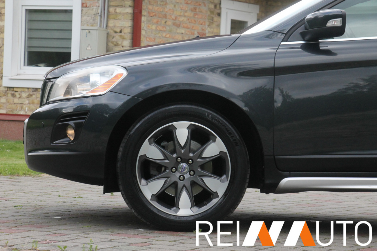 Volvo XC60 Momentum Grijs