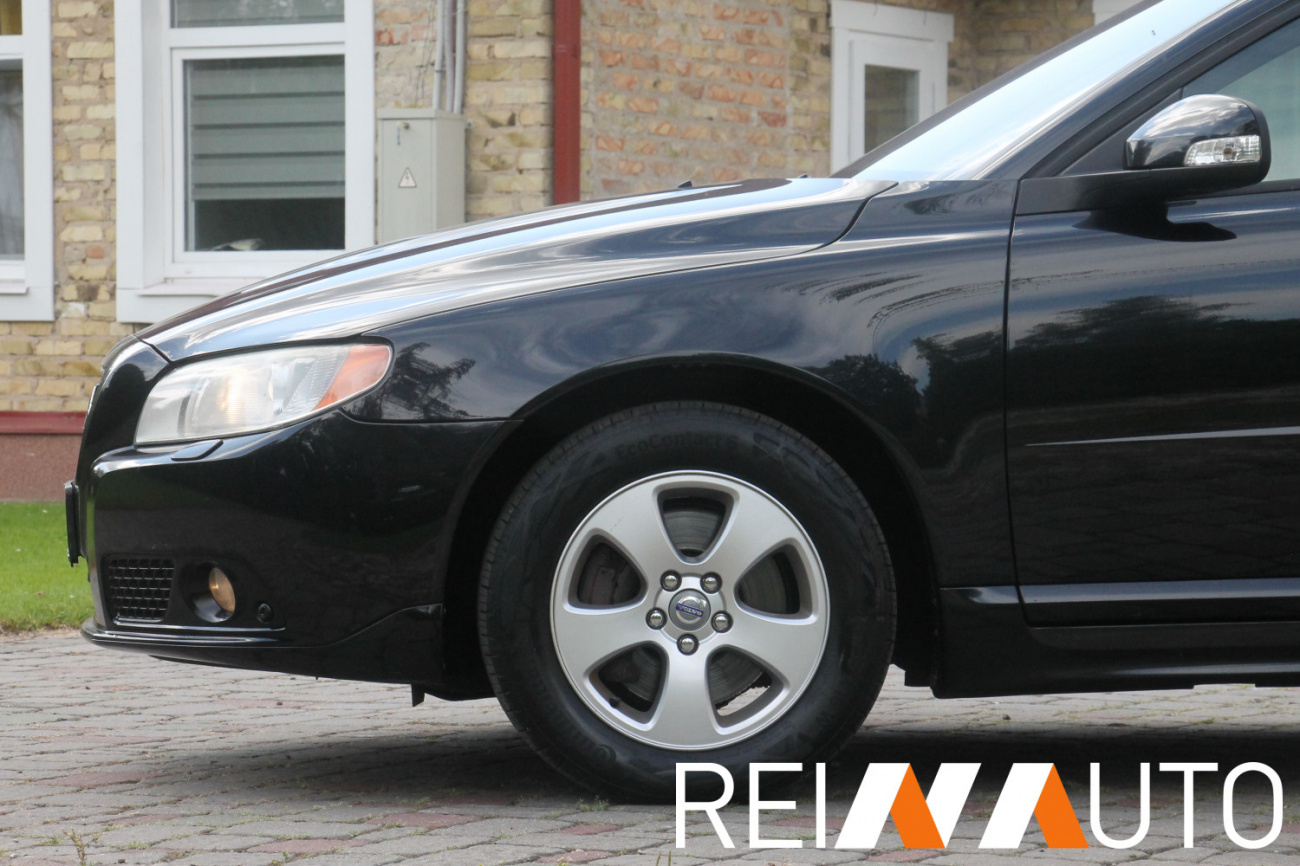 Volvo V70 D5 Momentum Black