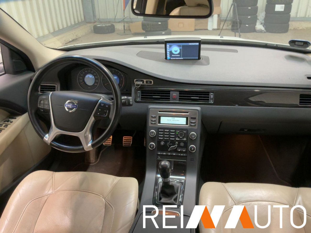 Volvo V70 Momentum Weiss